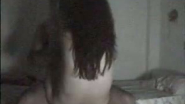 Legat filme porno cu vedete romance Curvă umplute jucărie sexuală și cocoș pe masă