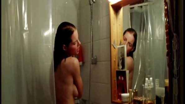 Fata Sexy freaca filme porno cu cosmina pasarin umezeala in camera