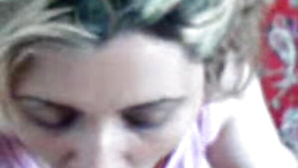 Frumos upskirt video public sex cu vedete romance trăgând fusta din masina